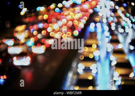 La congestion du trafic lourd dans la ville. phares et feux arrière, feux de route. flou artistique flou. vue d'en haut , high angle de vue. metropol Banque D'Images