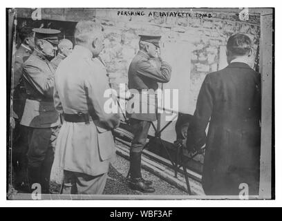 Le général Pershing à Lafayette's tomb ; Anglais : le général John Pershing rendant hommage à la tombe de Lafayette à Paris English : Le général John Pershing rend hommage à Lafayette devant sa tombe à Paris Banque D'Images