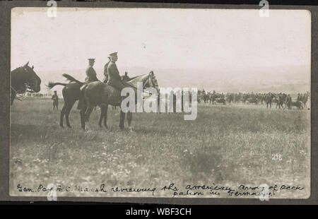 Le général Peyton C. March l'examen de l'armée américaine de l'occupation en Allemagne Résumé/moyenne : 1 photographie : Imprimer l'image ; 9 x 14 cm, sur carton 10 x 18 cm. Banque D'Images