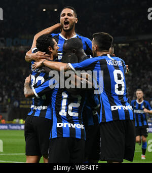 Milan, Italie. Août 26, 2019. Les joueurs de l'Inter Milan pour célébrer Stefano Sensi du chef lors d'un match de football de Série A entre l'Inter Milan et de Lecce à Milan, Italie, 26 août 2019. Credit : Alberto Lingria Xinhua/ Banque D'Images