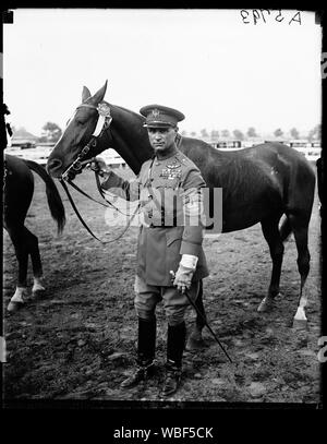 Le général William Mitchell, Asst. Chef de l'Armée Air Service, à cheval à Nat'l Capitol horse show Abstract/moyenne : 1 négatif : vitrage ; 4 x 5 in. ou moins Banque D'Images