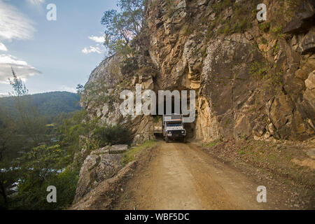 Un camping-car, en passant par un tunnel creusé à travers historique falaise rocheuse sur old coach road de Glen Innes à Grafton NSW Australie Banque D'Images