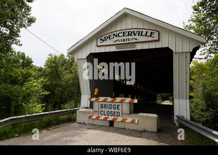 Un pont couvert historique de 1873, fermé pour réparation, traverse la rivière Saint-Joseph à Spencerville, Indiana, États-Unis. Banque D'Images