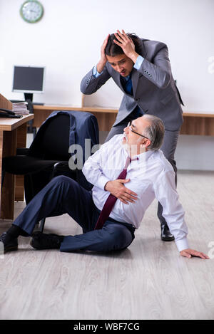 L'employé de sexe masculin souffrant d'une crise cardiaque dans le bureau Banque D'Images