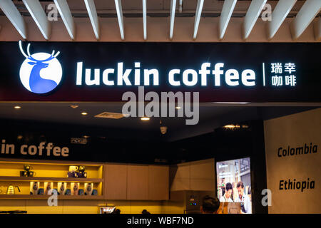 La chaîne de café chinois Luckin Coffee store à Shanghai. Banque D'Images