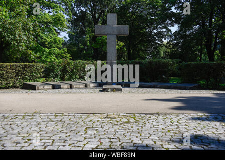 Un mémorial pour les morts de la guerre mondiale 2 soldats allemands à la communauté militaire de cimetière Rakowicki section.La tombe service de l'Armée britannique du Rhin, Commonwealth graves réunis de toute la Pologne en trois cimetières, Rakowicki étant le plus grand. À l'heure actuelle, 522 alliés militaires sont enterrés dans le cimetière militaire de Cracovie. Banque D'Images