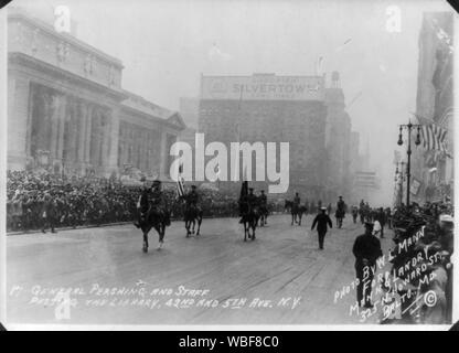 Le général Pershing et le personnel passant la bibliothèque [à cheval dans un défilé] 42e et 5e Avenue, N.Y. Résumé/moyenne : 1 tirage photographique. Banque D'Images