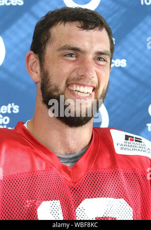 (NOTE DU RÉDACTEUR : Il s'agit d'un fichier photo) Indianapolis Colts Quarterback Andrew Luck a annoncé sa retraite à la veille de la nouvelle saison de la NFL. Il a joué dans les poulain match pré-saison contre les ours de Chicago, samedi. L'annonce a été un énorme choc non seulement pour les Colts mais à l'ensemble de la communauté de la NFL. La chance a été le choix numéro un en 2012 Projet de la saison dernière et a terminé deuxième dans la NFL pour les passes décisives que les Colts ont atteint les play-offs. Il était considéré comme l'un des joueurs d'élite à sa position, mais a été blessé au cours des deux dernières années - sur la photo sur Septem Banque D'Images