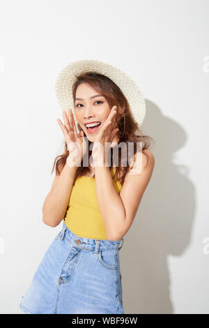 Magnifique portrait young asian woman porter chapeau rond sourire heureux et confiant l'été vacances isolé sur fond blanc Banque D'Images