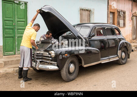 Trinidad, Cuba, 27 nov., 2017 - Noir 1950 s Class America Ford avec capot, en progrès. Location a aussi des correctifs dent visible. Banque D'Images