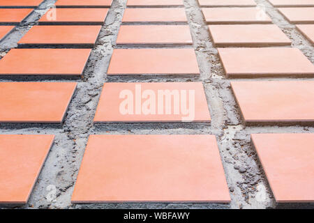 Céramique carreaux de ligne orange sur marbre installer avec le ciment de l'emploi construction Rénovation piscine home Banque D'Images