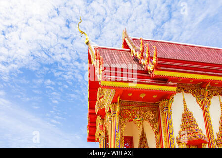 Les bâtiments du temple bouddhiste art belle ancienne en Thaïlande sur le fond de ciel Banque D'Images