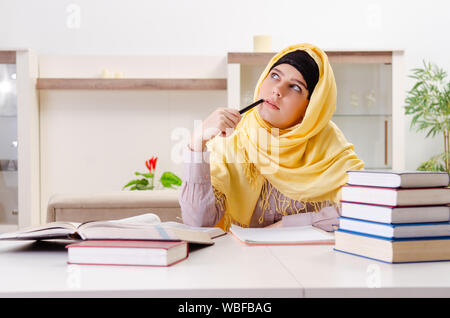 L'élève dans la préparation aux examens du hijab Banque D'Images