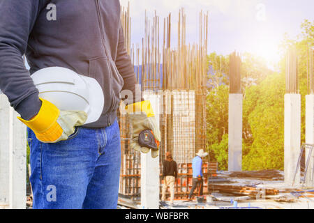 La main d'ingénierie holding white hat sécurité travail intérieur site de construction en bâtiment avec copie espace ajouter un texte Banque D'Images