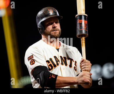 26 août 2019 : San Francisco Giants pinch hitter Stephen Vogt (21) se réchauffe sur le pont, au cours d'un match entre la MLB Diamondbacks de l'Arizona et les Giants de San Francisco au parc d'Oracle à San Francisco, Californie. Valerie Shoaps/CSM Banque D'Images