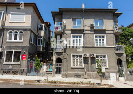 VARNA, BULGARIE - 26 juin 2019 : Façade d'un bâtiment dans le centre-ville. Banque D'Images