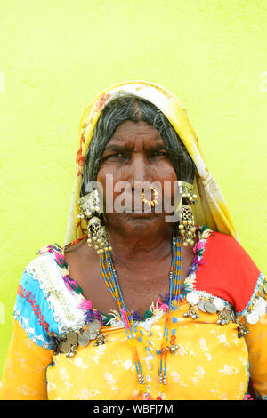 Portrait d'une femme Lambadi prise à son village à Karnataka, en Inde. Banque D'Images