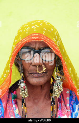 Portrait d'une femme Lambadi prise à son village à Karnataka, en Inde. Banque D'Images