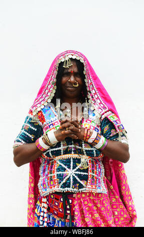 Portrait d'une femme Lambadi prise à son village à Karnataka, en Inde. Banque D'Images