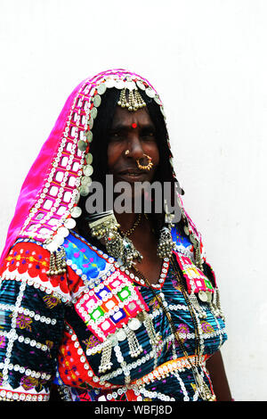 Portrait d'une femme Lambadi prise à son village à Karnataka, en Inde. Banque D'Images