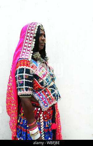 Portrait d'une femme Lambadi prise à son village à Karnataka, en Inde. Banque D'Images