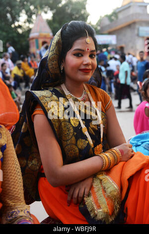 Danseurs indiens portant sari traditionnel avec l'Seedha pallu drapé . Banque D'Images