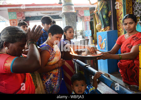 Les femmes indiennes priant au Sri Tirupati Temple dans Gangamma Kuppam, Inde. Banque D'Images