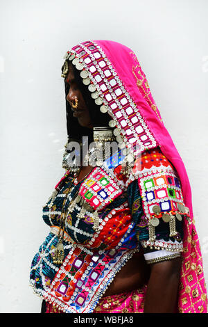 Portrait d'une femme Lambadi prise à son village à Karnataka, en Inde. Banque D'Images