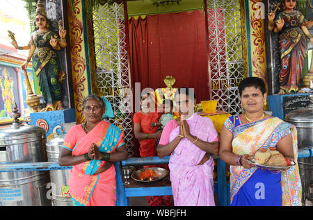 Indian women wearing colorful ailleurs au Sri Tirupati Temple dans Gangamma Kuppam. Banque D'Images
