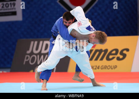 Nippon Budokan, Tokyo, Japon. Août 27, 2019. (L-R) Victor Sterpu (MDA), Nils Stump (SUI), le 27 août 2019 - Judo : le championnat du monde de judo Tokyo 2019 Men's -73kg partie d'élimination au Nippon Budokan, Tokyo, Japon. Credit : Yohei Osada/AFLO SPORT/Alamy Live News Banque D'Images