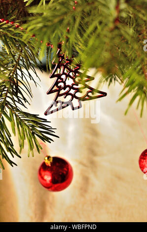 Ornements Rouges Sur L'Arbre De Noël. Banque D'Images