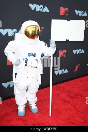 Newark, USA. Août 26, 2019. NEWARK, NEW JERSEY - 26 août : MTV Lune homme assiste à la 2019 MTV Video Music Awards à Prudential Center le 26 août 2019 à Newark, New Jersey. Credit : MediaPunch Inc/Alamy Live News Banque D'Images