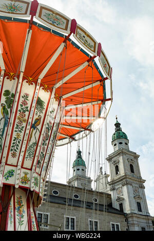 Salzbourg, Austria-September 24,2017 : Cathédrale de Salzbourg avec un carrousel coloré à l'avant-plan Banque D'Images