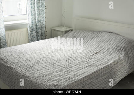 Chambre à l'intérieur, confort et repos concept. Grand lit dans la chambre à coucher dans une couleur blanche. Banque D'Images