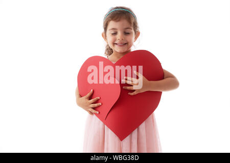 Happy little girl détient les cartes en forme de coeur dans ses mains. Concept de ressentir de l'amour Banque D'Images