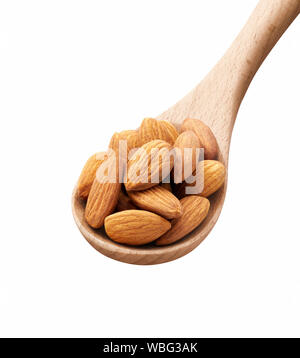 Amandes sur cuillère en bois isolé sur fond blanc Banque D'Images