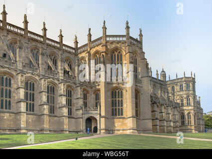 Vue extérieure de la ville historique de St George's Chapel, le château de Windsor, Berkshire, Angleterre, lieu de sépulture des rois 10 Banque D'Images