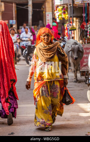 Une femme indienne marchant dans une rue de Jaisalmer, Rajasthan, Inde. Banque D'Images
