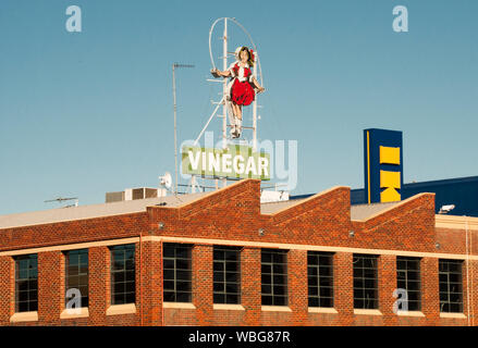 The Saupping Girl est un panneau publicitaire animé au néon dans le centre-ville d'Abbotsford, Melbourne, Australie, érigé pour la première fois en 1936 Banque D'Images