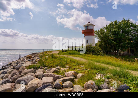 Petit phare avec un sentier et la côte de la mer Baltique sur l'île de Langeland Banque D'Images