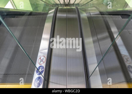 Escaliers mécaniques pour les gens de haut en bas, avec Escalator escalators moderne, symbole Banque D'Images