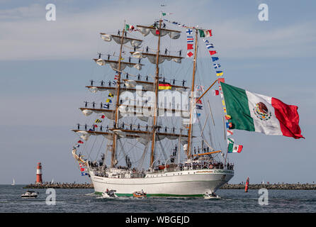 WARNEMÜNDE PORT, Allemagne : voilier-école "Cuauhtemoc" de la marine mexicaine passe la balise lumineuse le 11 août 2019 Banque D'Images