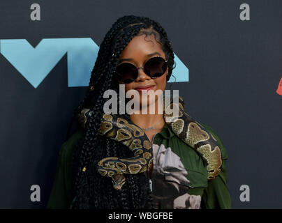 Newark, USA. Août 26, 2019. NEWARK, NEW JERSEY - 26 août : h.e.r. assiste à la 2019 MTV Video Music Awards à Prudential Center le 26 août 2019 à Newark, New Jersey. Credit : MediaPunch Inc/Alamy Live News Banque D'Images