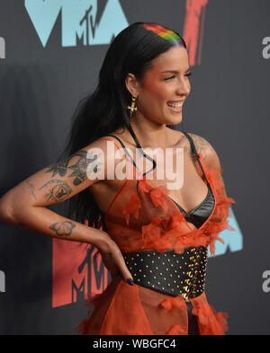 Newark, USA. Août 26, 2019. NEWARK, NEW JERSEY - 26 août : Halsey assiste à la 2019 MTV Video Music Awards à Prudential Center le 26 août 2019 à Newark, New Jersey. Credit : MediaPunch Inc/Alamy Live News Banque D'Images