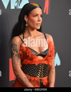 Newark, USA. Août 26, 2019. NEWARK, NEW JERSEY - 26 août : Halsey assiste à la 2019 MTV Video Music Awards à Prudential Center le 26 août 2019 à Newark, New Jersey. Credit : MediaPunch Inc/Alamy Live News Banque D'Images