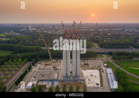 Vue aérienne de la nouvelle RIVM & CBG s'appuyant sur l'Uithof à Utrecht, aux Pays-Bas, dans le soleil du soir Banque D'Images