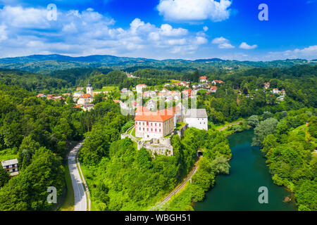 Vue panoramique de la rivière Kupa et Ozalj château dans la ville d'Ozalj, Croatie, drone vue aérienne Banque D'Images