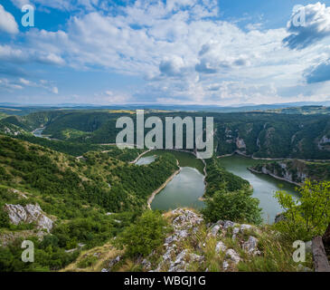 Très belle vue du haut de l'Uvac River canyon serpente, la Serbie. Banque D'Images