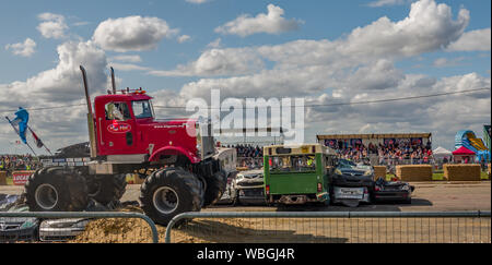 Le grand Pete monster truck écraser une pile de carcasses de voitures, lors d'une manifestation à un monster truck show Banque D'Images