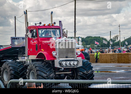 Vue de l'extrémité avant du grand Pete monster truck on parade à un monster truck show Banque D'Images